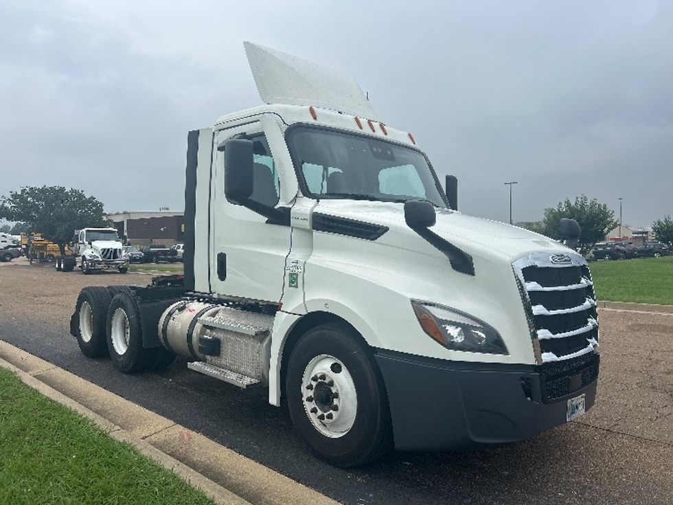 Day Cab Tractor-Heavy Duty Tractors-Freightliner-2022-T12664ST-Jackson-MS-374,395\n\t\tmiles-$ 68,250 - Image 1