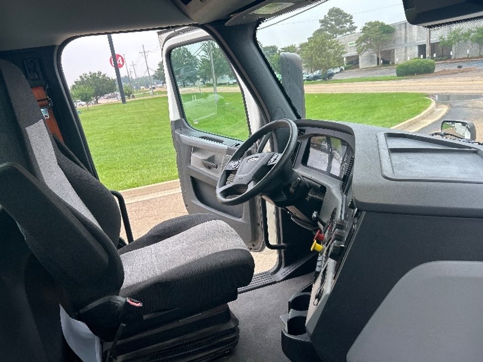 Day Cab Tractor-Heavy Duty Tractors-Freightliner-2022-T12664ST-Jackson-MS-374,395\n\t\tmiles-$ 68,250 - Image 13