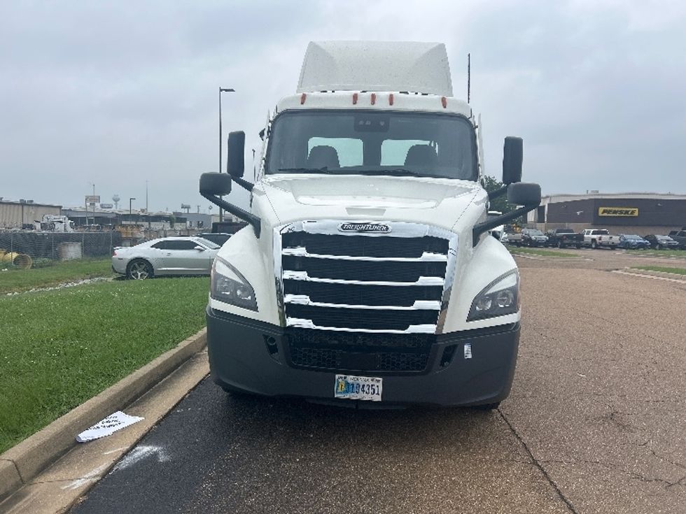 Day Cab Tractor-Heavy Duty Tractors-Freightliner-2022-T12664ST-Jackson-MS-374,395\n\t\tmiles-$ 68,250 - Image 2