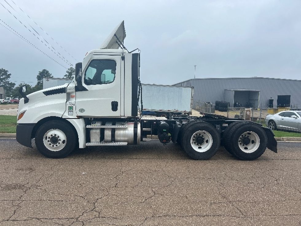 Day Cab Tractor-Heavy Duty Tractors-Freightliner-2022-T12664ST-Jackson-MS-374,395\n\t\tmiles-$ 68,250 - Image 4
