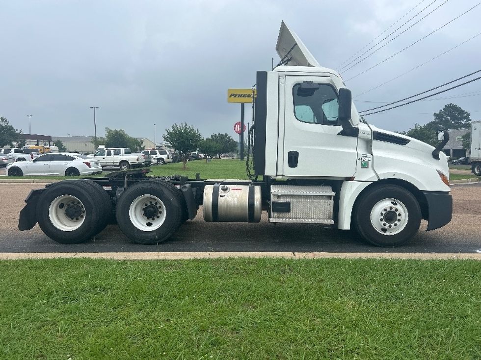 Day Cab Tractor-Heavy Duty Tractors-Freightliner-2022-T12664ST-Jackson-MS-374,395\n\t\tmiles-$ 68,250 - Image 8