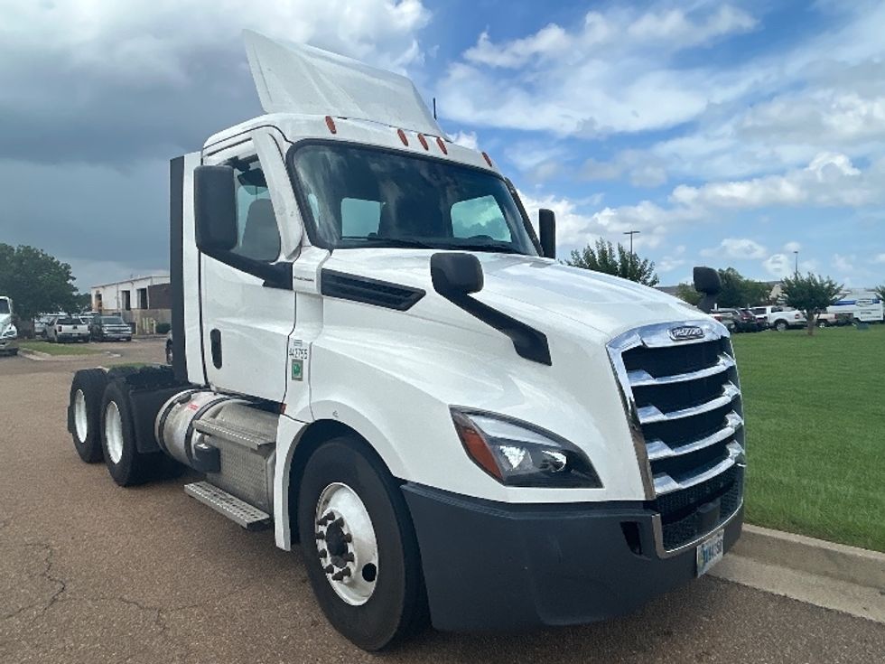Day Cab Tractor-Heavy Duty Tractors-Freightliner-2022-T12664ST-Jackson-MS-387,357\n\t\tmiles-$ 66,750 - Image 1
