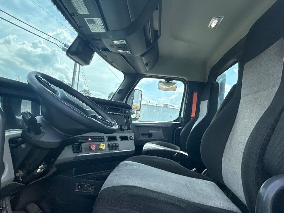 Day Cab Tractor-Heavy Duty Tractors-Freightliner-2022-T12664ST-Jackson-MS-387,357\n\t\tmiles-$ 66,750 - Image 10