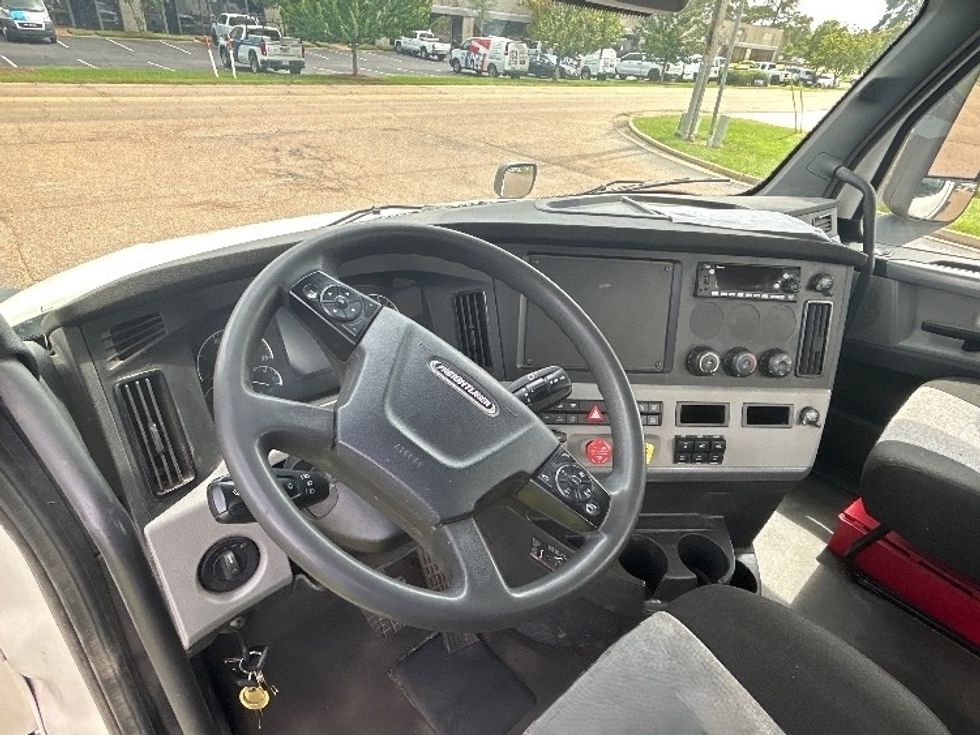 Day Cab Tractor-Heavy Duty Tractors-Freightliner-2022-T12664ST-Jackson-MS-387,357\n\t\tmiles-$ 66,750 - Image 11
