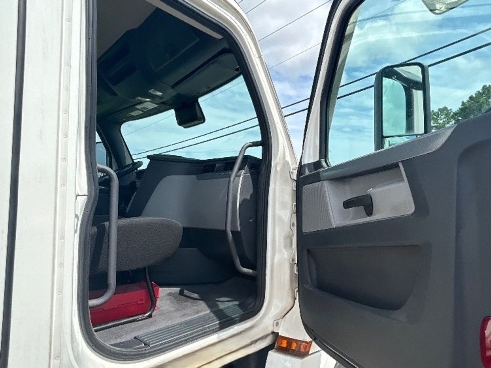 Day Cab Tractor-Heavy Duty Tractors-Freightliner-2022-T12664ST-Jackson-MS-387,357\n\t\tmiles-$ 66,750 - Image 12