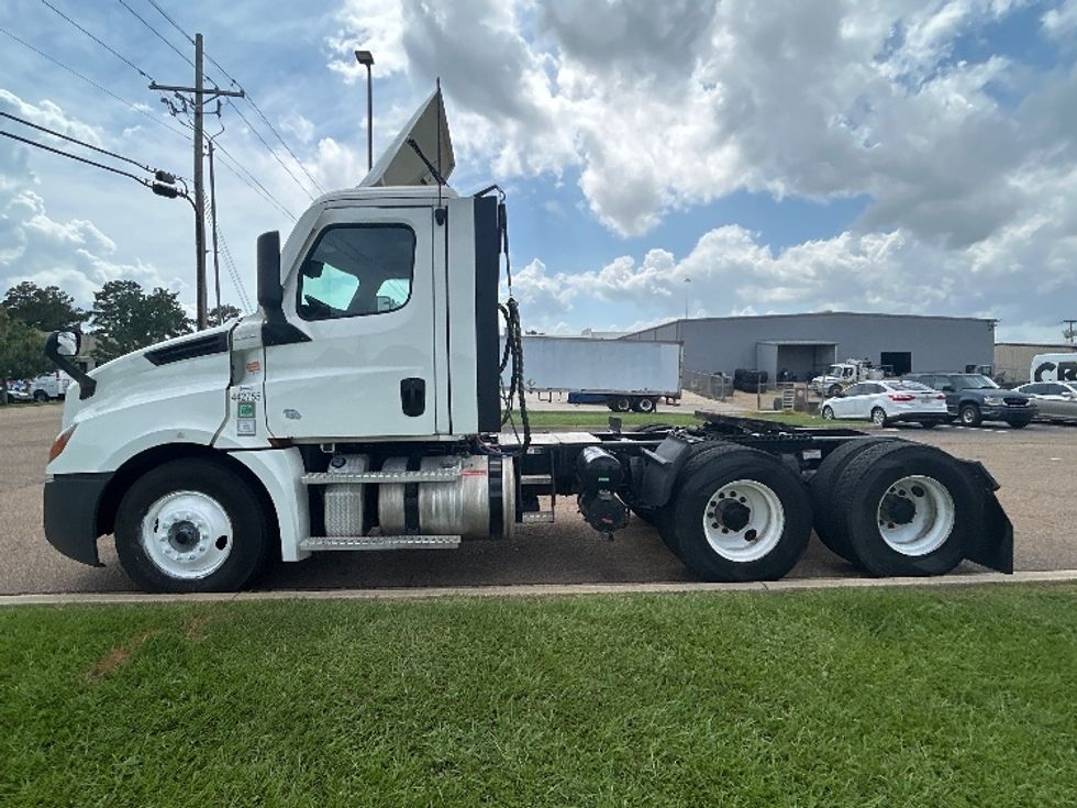 Day Cab Tractor-Heavy Duty Tractors-Freightliner-2022-T12664ST-Jackson-MS-387,357\n\t\tmiles-$ 66,750 - Image 4