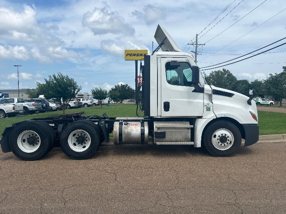 Day Cab Tractor-Heavy Duty Tractors-Freightliner-2022-T12664ST-Jackson-MS-387,357\n\t\tmiles-$ 66,750 - Image 8