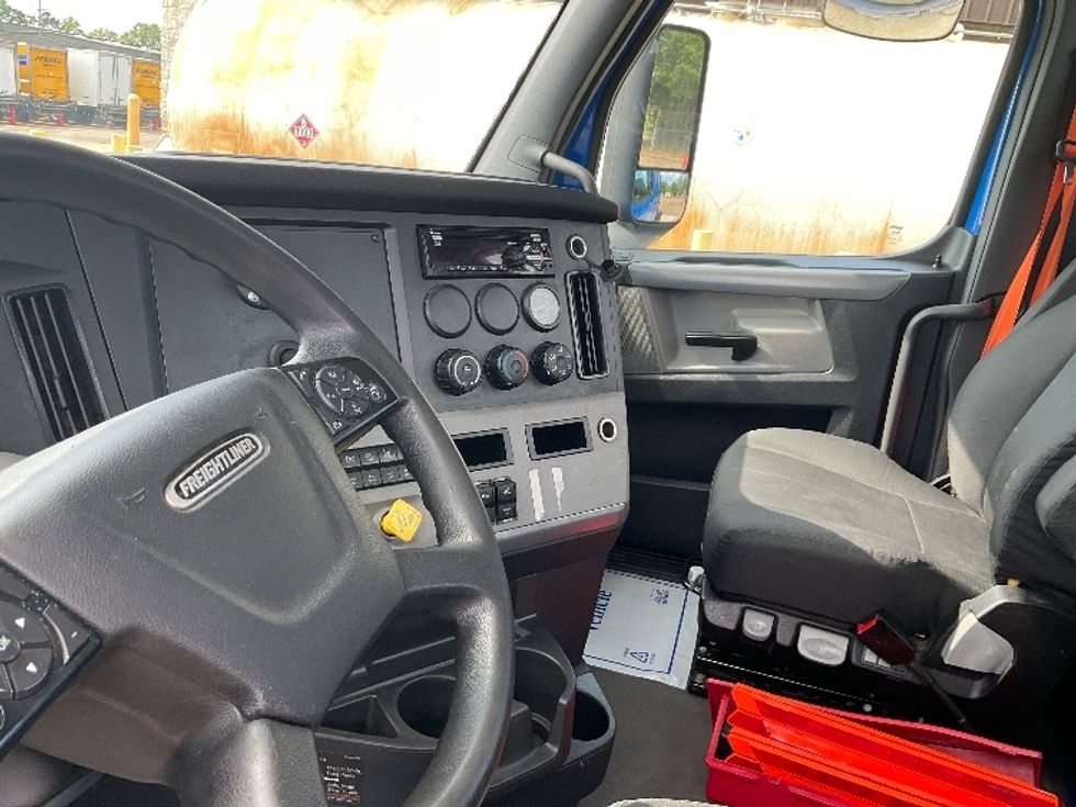 Day Cab Tractor-Heavy Duty Tractors-Freightliner-2022-T12664ST-Jackson-MS-448,433\n\t\tmiles-$ 64,750 - Image 10