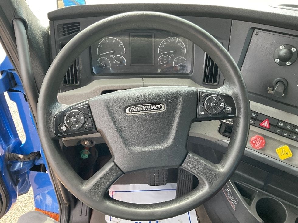 Day Cab Tractor-Heavy Duty Tractors-Freightliner-2022-T12664ST-Jackson-MS-448,433\n\t\tmiles-$ 64,750 - Image 11