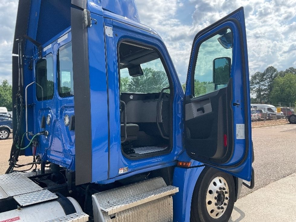 Day Cab Tractor-Heavy Duty Tractors-Freightliner-2022-T12664ST-Jackson-MS-448,433\n\t\tmiles-$ 64,750 - Image 12