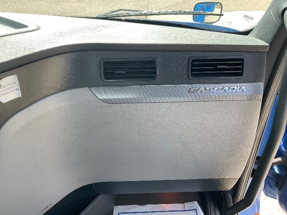 Day Cab Tractor-Heavy Duty Tractors-Freightliner-2022-T12664ST-Jackson-MS-448,433\n\t\tmiles-$ 64,750 - Image 13