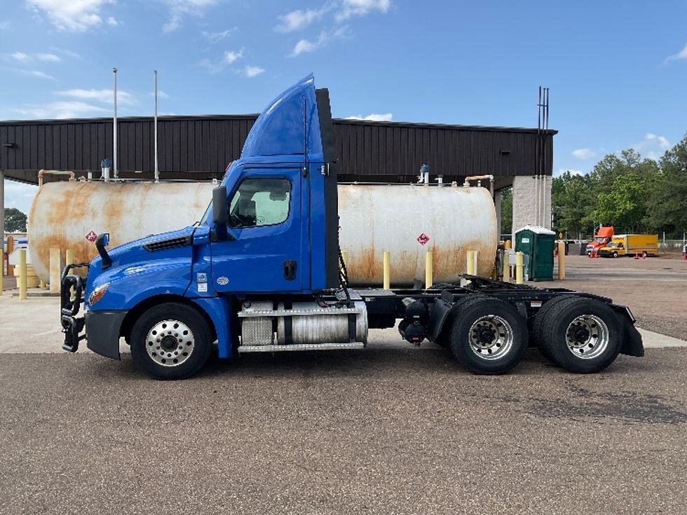 Day Cab Tractor-Heavy Duty Tractors-Freightliner-2022-T12664ST-Jackson-MS-448,433\n\t\tmiles-$ 64,750 - Image 4