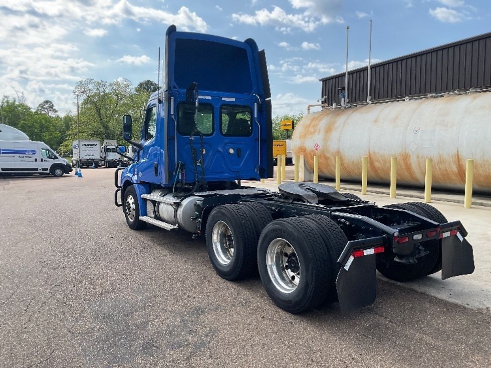 Day Cab Tractor-Heavy Duty Tractors-Freightliner-2022-T12664ST-Jackson-MS-448,433\n\t\tmiles-$ 64,750 - Image 5