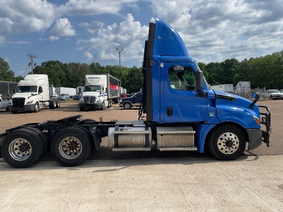 Day Cab Tractor-Heavy Duty Tractors-Freightliner-2022-T12664ST-Jackson-MS-448,433\n\t\tmiles-$ 64,750 - Image 8