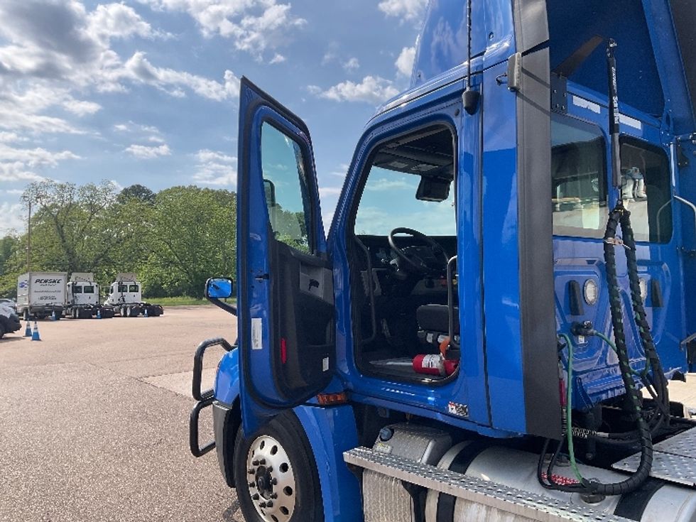 Day Cab Tractor-Heavy Duty Tractors-Freightliner-2022-T12664ST-Jackson-MS-448,433\n\t\tmiles-$ 64,750 - Image 9