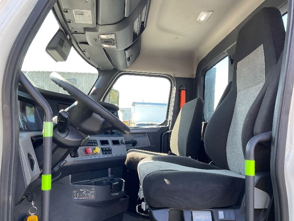 Day Cab Tractor-Heavy Duty Tractors-Freightliner-2022-T12664ST-Jessup-PA-682,153\n\t\tmiles-$ 33,000 - Image 10