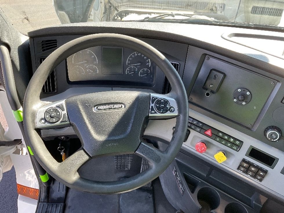 Day Cab Tractor-Heavy Duty Tractors-Freightliner-2022-T12664ST-Jessup-PA-682,153\n\t\tmiles-$ 33,000 - Image 11