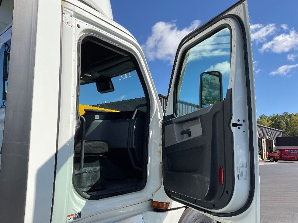 Day Cab Tractor-Heavy Duty Tractors-Freightliner-2022-T12664ST-Jessup-PA-682,153\n\t\tmiles-$ 33,000 - Image 12