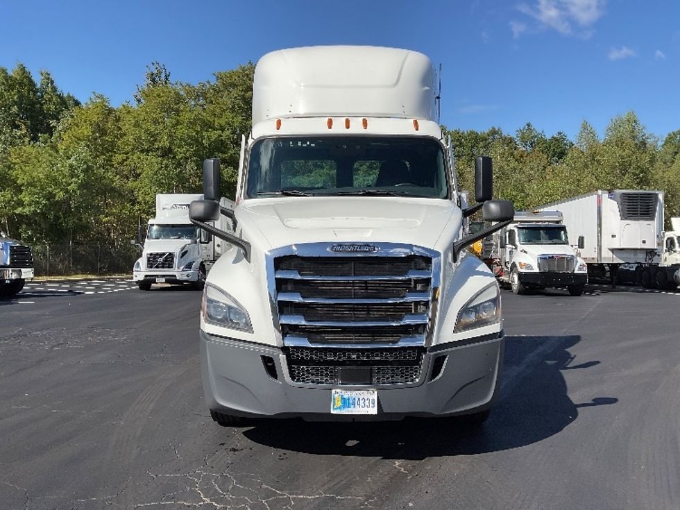 Day Cab Tractor-Heavy Duty Tractors-Freightliner-2022-T12664ST-Jessup-PA-682,153\n\t\tmiles-$ 33,000 - Image 2