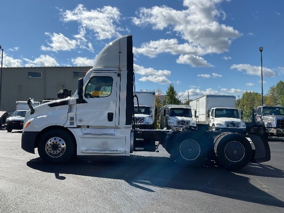 Day Cab Tractor-Heavy Duty Tractors-Freightliner-2022-T12664ST-Jessup-PA-682,153\n\t\tmiles-$ 33,000 - Image 4