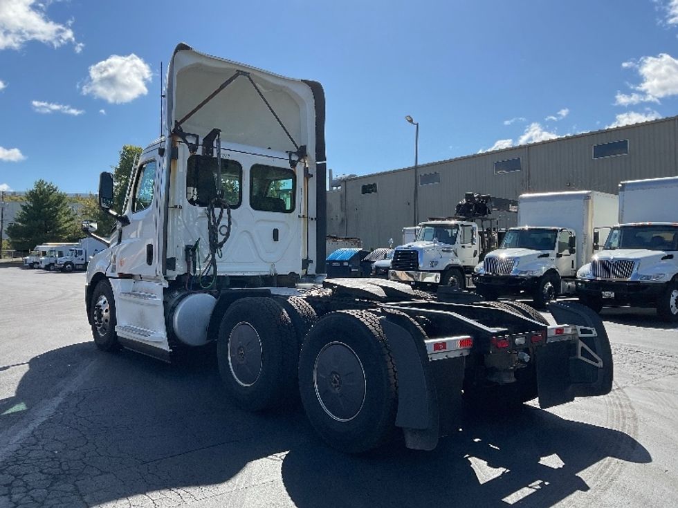 Day Cab Tractor-Heavy Duty Tractors-Freightliner-2022-T12664ST-Jessup-PA-682,153\n\t\tmiles-$ 33,000 - Image 5