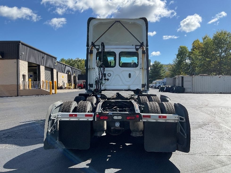 Day Cab Tractor-Heavy Duty Tractors-Freightliner-2022-T12664ST-Jessup-PA-682,153\n\t\tmiles-$ 33,000 - Image 6