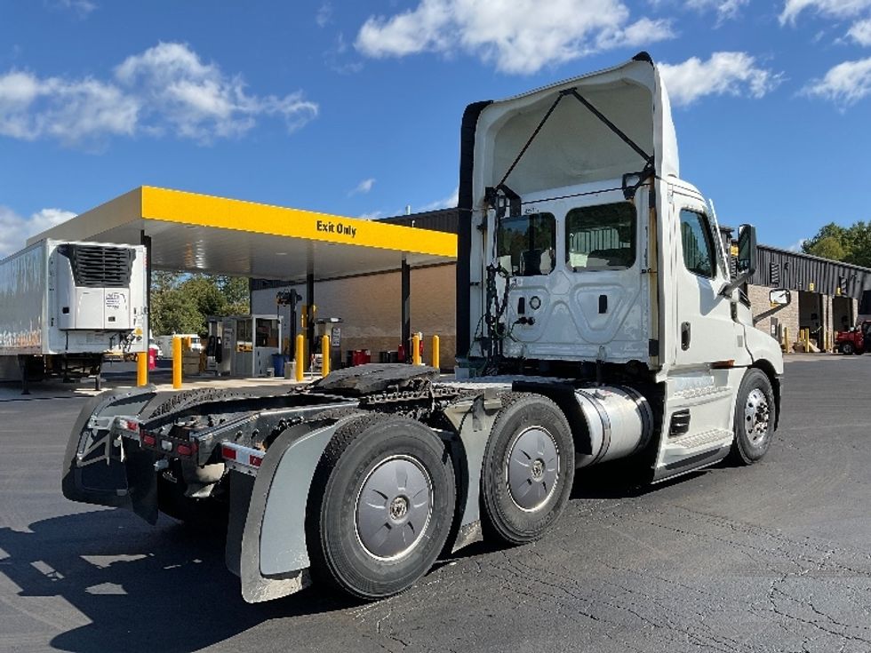 Day Cab Tractor-Heavy Duty Tractors-Freightliner-2022-T12664ST-Jessup-PA-682,153\n\t\tmiles-$ 33,000 - Image 7