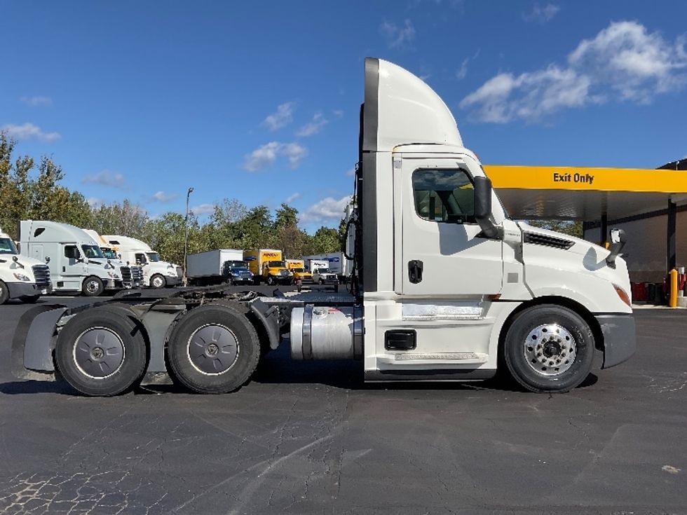 Day Cab Tractor-Heavy Duty Tractors-Freightliner-2022-T12664ST-Jessup-PA-682,153\n\t\tmiles-$ 33,000 - Image 8