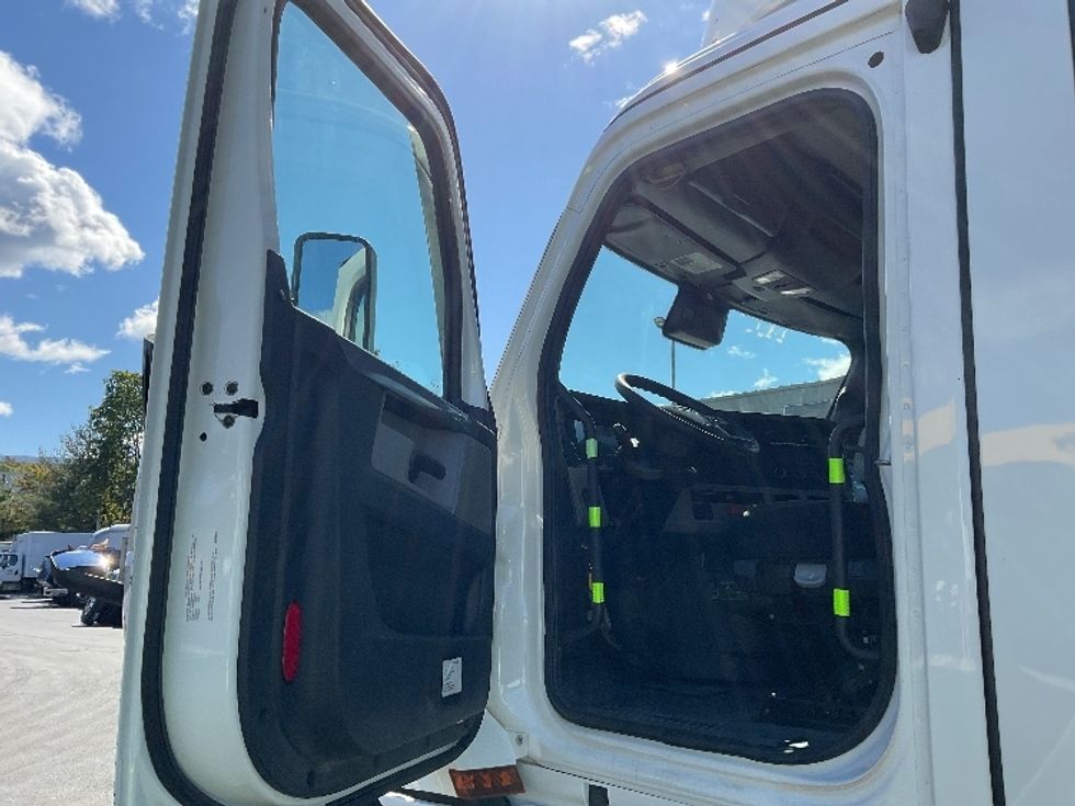 Day Cab Tractor-Heavy Duty Tractors-Freightliner-2022-T12664ST-Jessup-PA-682,153\n\t\tmiles-$ 33,000 - Image 9