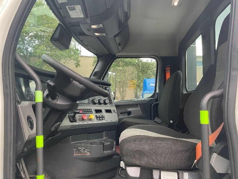 Day Cab Tractor-Heavy Duty Tractors-Freightliner-2022-T12664ST-Jessup-PA-748,956\n\t\tmiles-$ 34,000 - Image 10