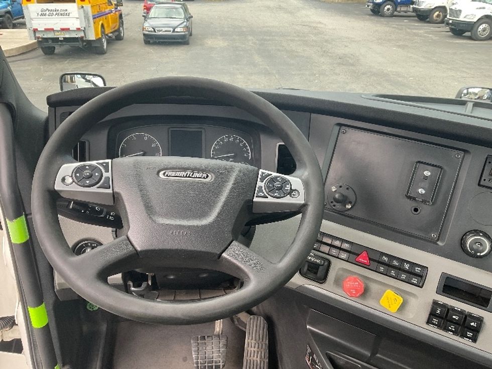 Day Cab Tractor-Heavy Duty Tractors-Freightliner-2022-T12664ST-Jessup-PA-748,956\n\t\tmiles-$ 34,000 - Image 11