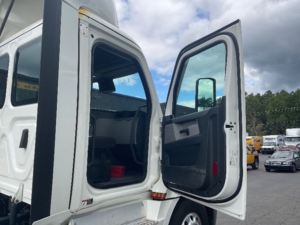 Day Cab Tractor-Heavy Duty Tractors-Freightliner-2022-T12664ST-Jessup-PA-748,956\n\t\tmiles-$ 34,000 - Image 12