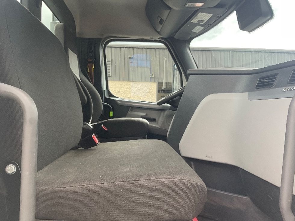 Day Cab Tractor-Heavy Duty Tractors-Freightliner-2022-T12664ST-Jessup-PA-748,956\n\t\tmiles-$ 34,000 - Image 14