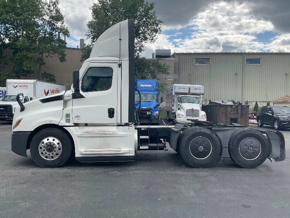 Day Cab Tractor-Heavy Duty Tractors-Freightliner-2022-T12664ST-Jessup-PA-748,956\n\t\tmiles-$ 34,000 - Image 4