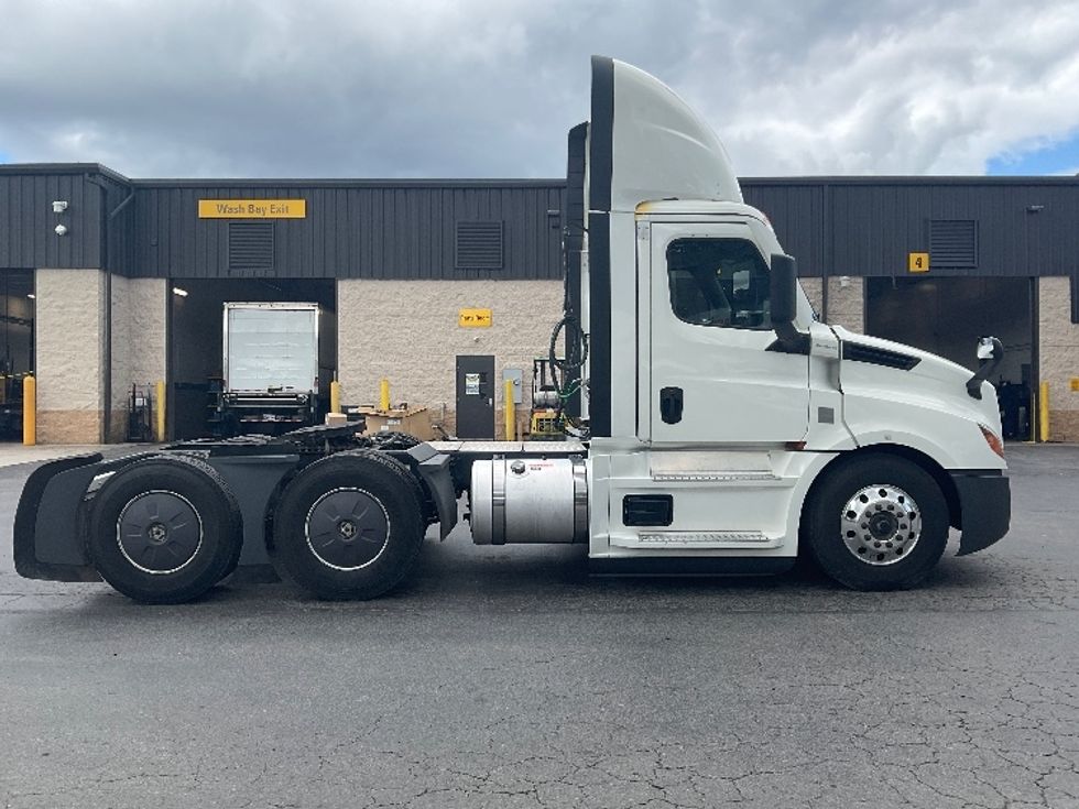 Day Cab Tractor-Heavy Duty Tractors-Freightliner-2022-T12664ST-Jessup-PA-748,956\n\t\tmiles-$ 34,000 - Image 8