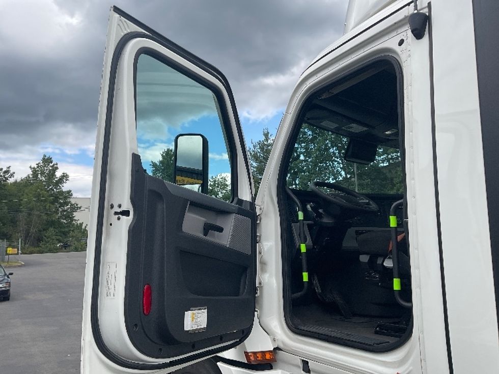 Day Cab Tractor-Heavy Duty Tractors-Freightliner-2022-T12664ST-Jessup-PA-748,956\n\t\tmiles-$ 34,000 - Image 9