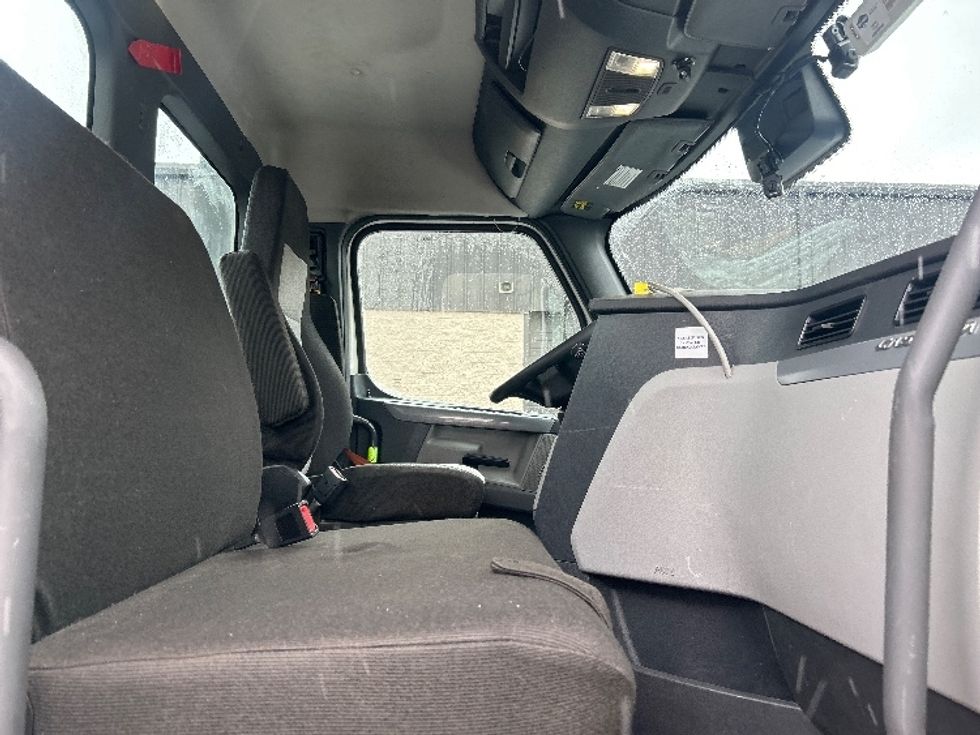 Day Cab Tractor-Heavy Duty Tractors-Freightliner-2022-T12664ST-Jessup-PA-778,077\n\t\tmiles-$ 30,000 - Image 14