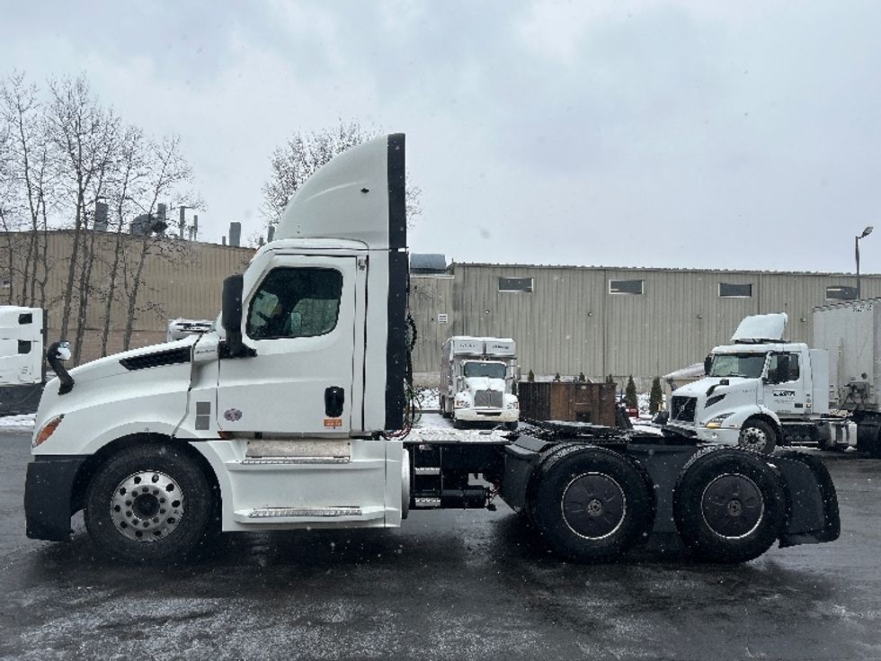 Day Cab Tractor-Heavy Duty Tractors-Freightliner-2022-T12664ST-Jessup-PA-778,077\n\t\tmiles-$ 30,000 - Image 4