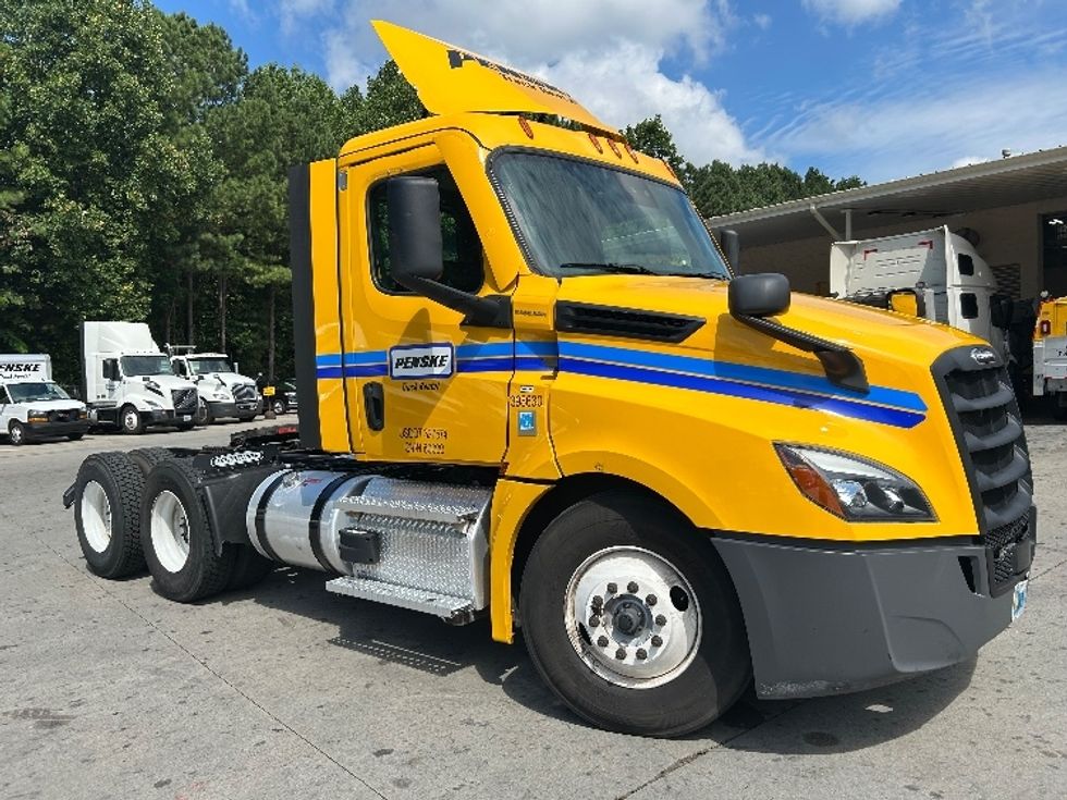 Day Cab Tractor-Heavy Duty Tractors-Freightliner-2022-T12664ST-Kennesaw-GA-177,977\n\t\tmiles-$ 80,250 - Image 1