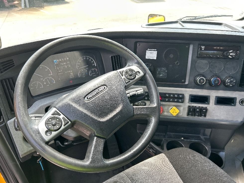 Day Cab Tractor-Heavy Duty Tractors-Freightliner-2022-T12664ST-Kennesaw-GA-177,977\n\t\tmiles-$ 80,250 - Image 11