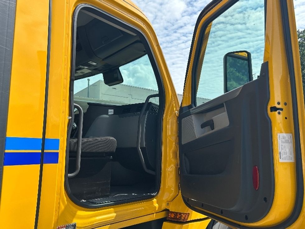 Day Cab Tractor-Heavy Duty Tractors-Freightliner-2022-T12664ST-Kennesaw-GA-177,977\n\t\tmiles-$ 80,250 - Image 12