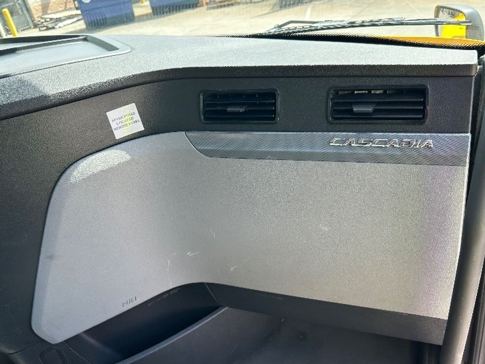 Day Cab Tractor-Heavy Duty Tractors-Freightliner-2022-T12664ST-Kennesaw-GA-177,977\n\t\tmiles-$ 80,250 - Image 13