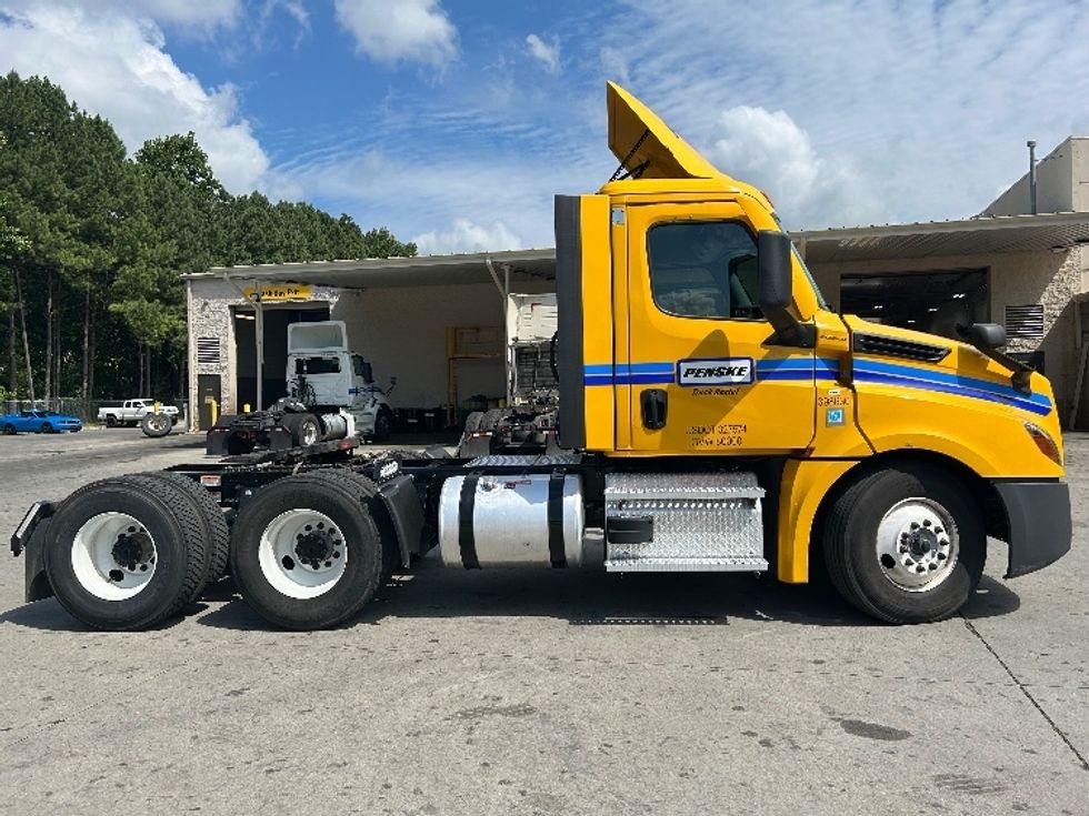 Day Cab Tractor-Heavy Duty Tractors-Freightliner-2022-T12664ST-Kennesaw-GA-177,977\n\t\tmiles-$ 80,250 - Image 8