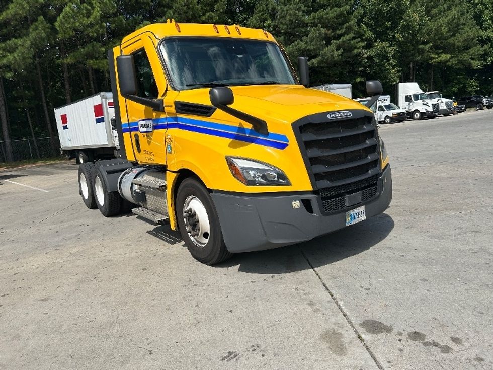 Day Cab Tractor-Heavy Duty Tractors-Freightliner-2022-T12664ST-Kennesaw-GA-244,402\n\t\tmiles-$ 77,500 - Image 1