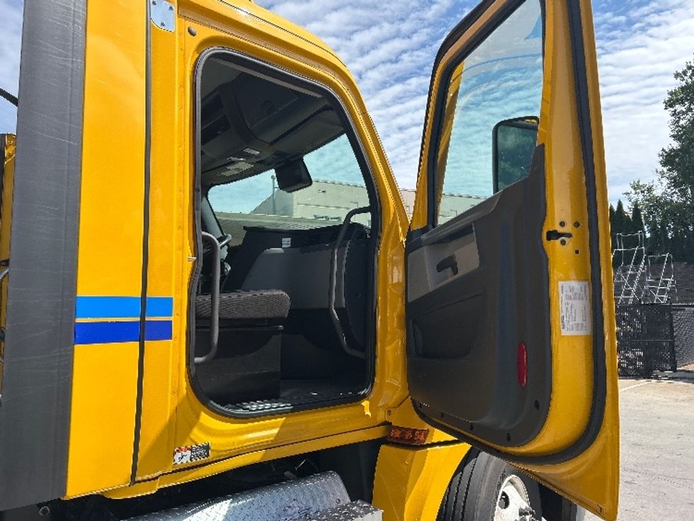 Day Cab Tractor-Heavy Duty Tractors-Freightliner-2022-T12664ST-Kennesaw-GA-244,402\n\t\tmiles-$ 77,500 - Image 12