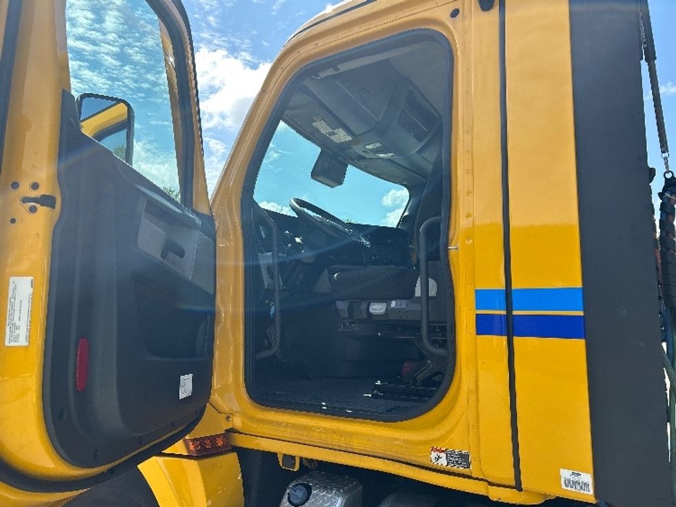 Day Cab Tractor-Heavy Duty Tractors-Freightliner-2022-T12664ST-Kennesaw-GA-244,402\n\t\tmiles-$ 77,500 - Image 9