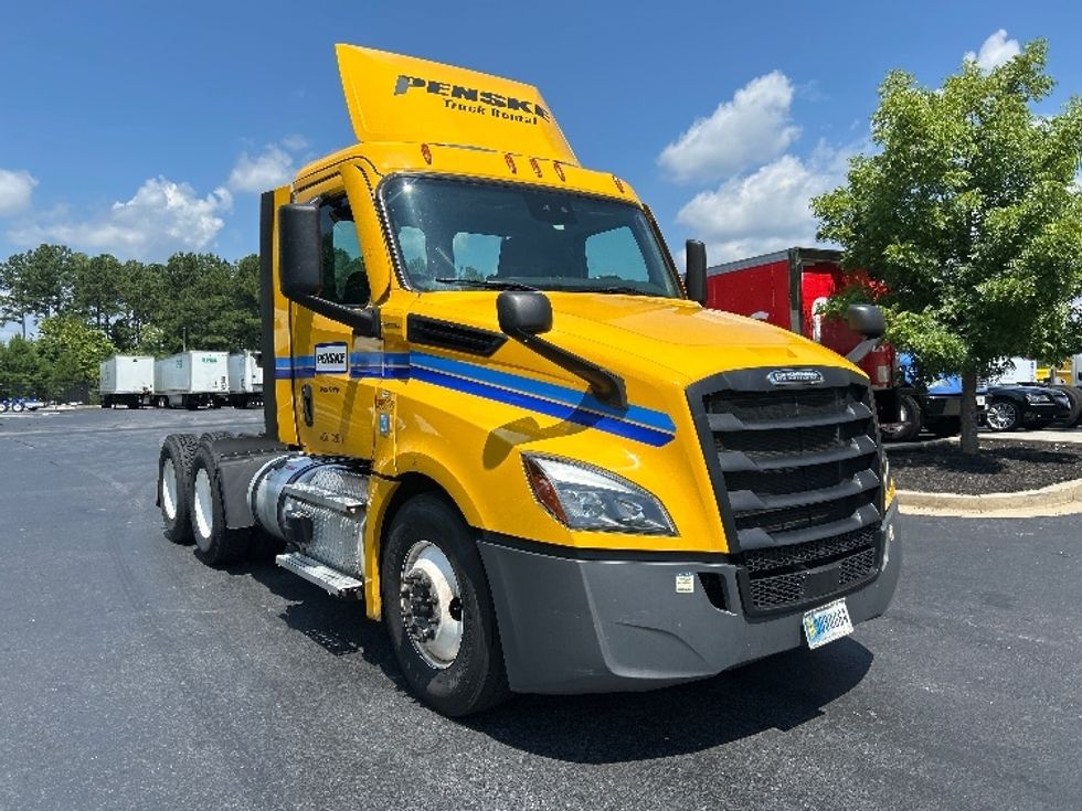 Day Cab Tractor-Heavy Duty Tractors-Freightliner-2022-T12664ST-Lithia Springs-GA-172,185\n\t\tmiles-$ 80,500 - Image 1