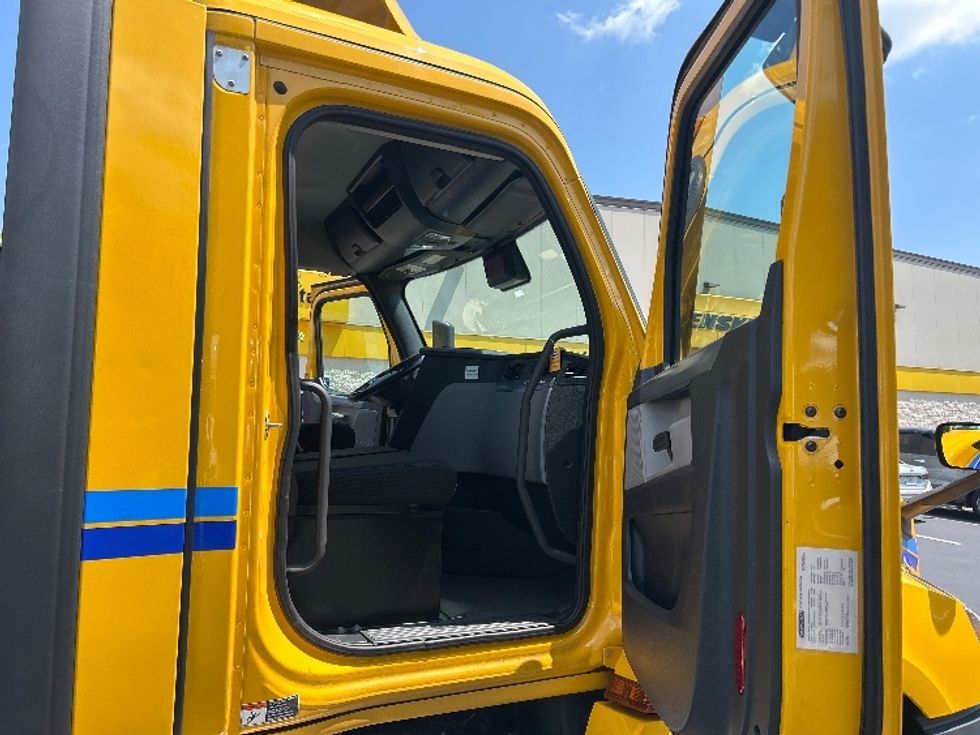 Day Cab Tractor-Heavy Duty Tractors-Freightliner-2022-T12664ST-Lithia Springs-GA-172,185\n\t\tmiles-$ 80,500 - Image 12