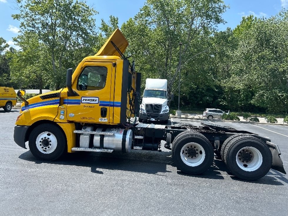 Day Cab Tractor-Heavy Duty Tractors-Freightliner-2022-T12664ST-Lithia Springs-GA-172,185\n\t\tmiles-$ 80,500 - Image 4