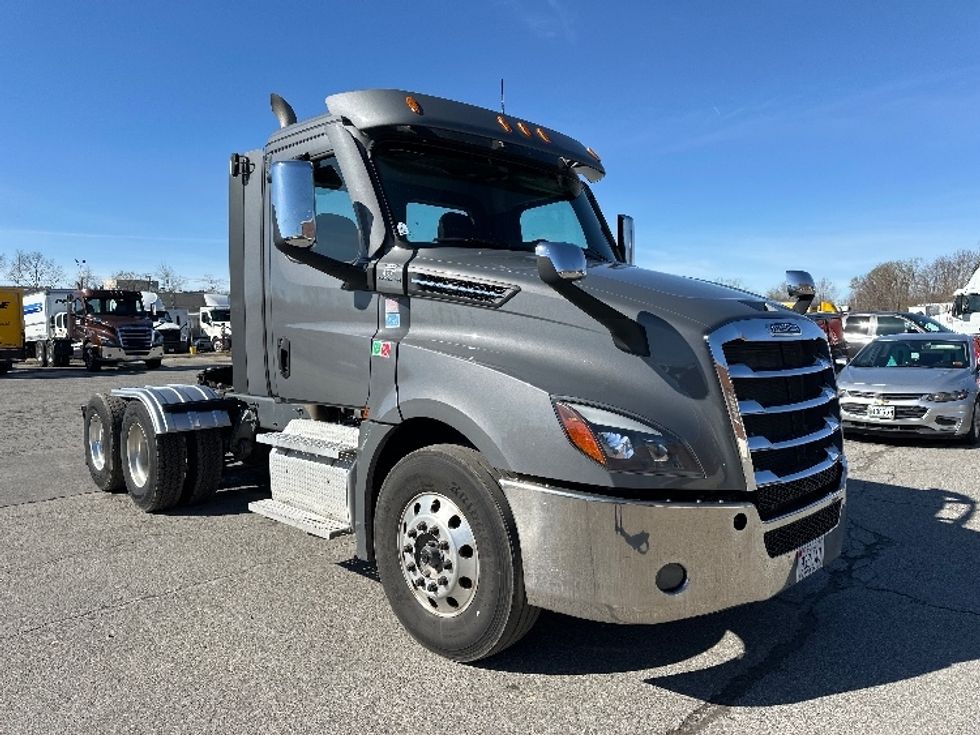 Day Cab Tractor-Heavy Duty Tractors-Freightliner-2022-T12664ST-Londonderry-NH-234,221\n\t\tmiles-$ 88,250 - Image 1